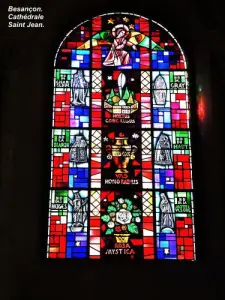 Stained glass window of the cathedral (© Jean Espirat)