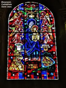 Stained glass window of the cathedral (© Jean Espirat)