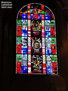 Stained glass window of the cathedral (© Jean Espirat)