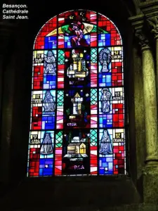 Stained glass window of the cathedral (© Jean Espirat)