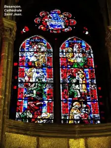 Stained glass window of the cathedral (© Jean Espirat)