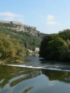 Vue sur la citadelle depuis les quais du centre-ville