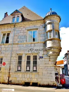 House with corner turret (© Jean Espirat)