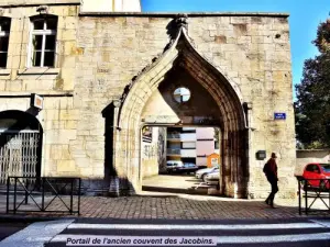 Portail de l'ancien couvent des Jacobins (© Jean Espirat)