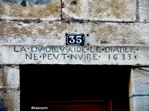 Lintel with curious inscription (© Jean Espirat)