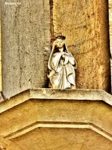 Autre statuette contre un mur (© Jean Espirat)