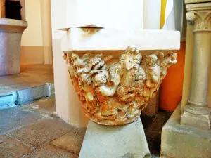 Capital carved from the Chapel of the Buis (© Jean Espirat)