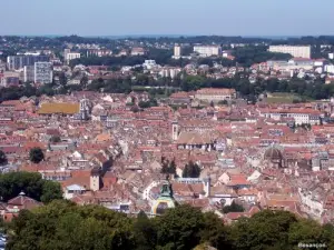 Besançon seen from the tower of the King, to the citadel (© J.E)