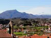 Sua igreja e vistas sobre os Pirinéus