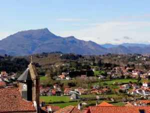 Zijn kerk en uitzicht op de Pyreneeën