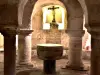 聖Cerneuf教会のロマネスク様式のcrypt（©J.E）