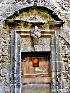 Portal zeventiende eeuw, met gebeeldhouwde kop (© J. E)