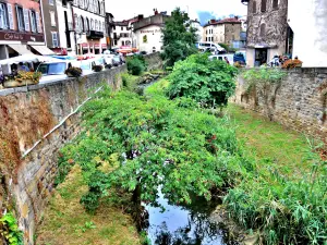 Angaud kreek, gezien vanaf de brug (© J. E)