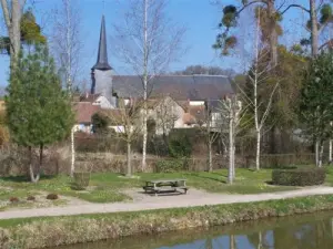 De kerk gezien vanaf het kanaal Sauldre