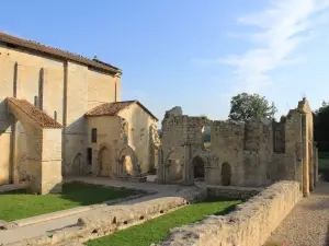Le rovine dell'Abbazia di Saint-Maurice
