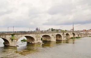 Puente sobre el Loire
