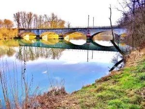 Pont SNCF auf dem Doubs, in der Ortschaft Châtelot (© JE)