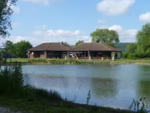 Een restaurant aan het meer