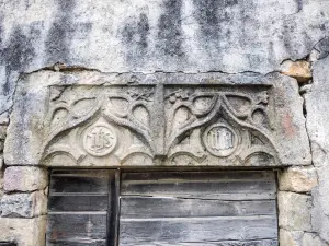 Lintel carved in the village of Bougey (© J.E)