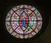 聖歌隊席のバラ窓教会 (© JE)