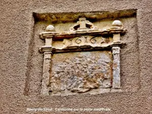 cartucho encima de la puerta medieval ( © Jean Espirat )
