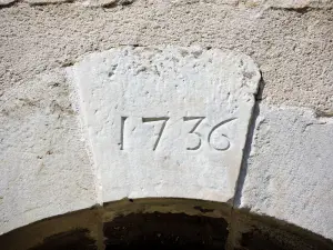 Clé de linteau d'une porte de l'église (© J.E)