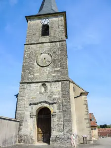Porche et clocher de l'église (© J.E)
