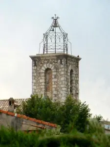 Der Turm der Kirche St. Trophime
