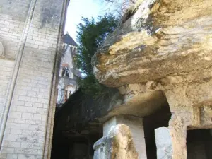 Grottes creusées, en arrière l'abbaye