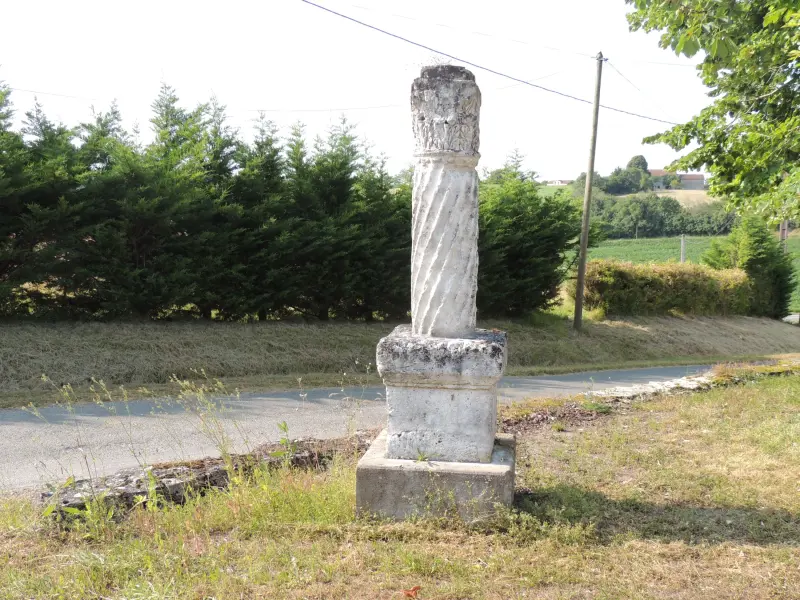 Coluna Romaine - Monumento em Brantôme en Périgord