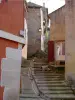 Narrow street with a dog (© Bastide Templar)