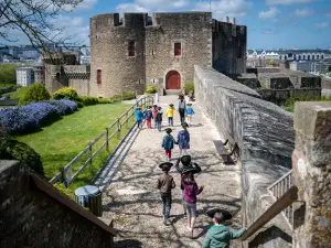 Educatieve wandeling over de wallen van het kasteel van Brest