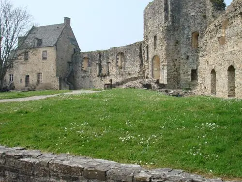Bricquebec-en-Cotentin - Le chartrier et les murs d'enceinte