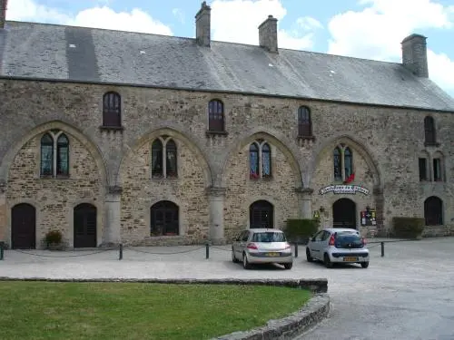 Bricquebec-en-Cotentin - Le grand préau devenu établissement hôtelier