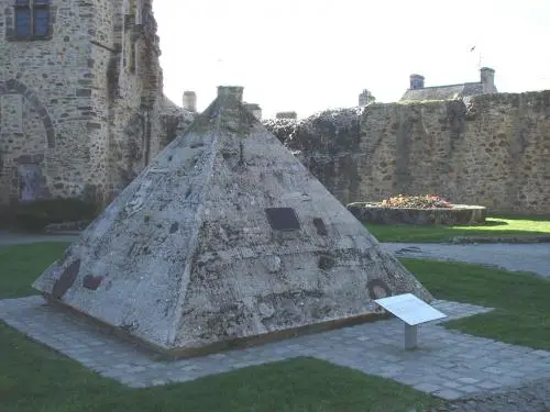 Bricquebec-en-Cotentin - The Pyramid of Memory