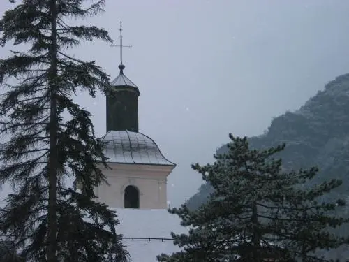 Brides-les-Bains - Toit de l'église de Brides sous la neige