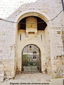 旧王室の刑務所への入り口（©Jean Espirat）