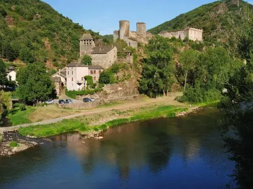 Brousse-le-Château et son reflet