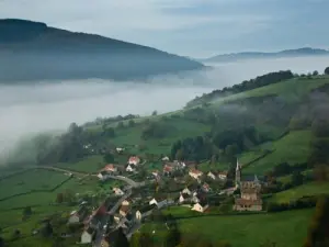 Blick auf das Dorf und das Tal