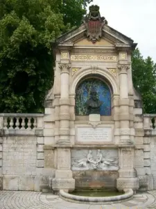 Fonte e busto de Clement Marot