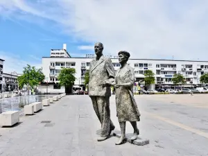 Statue Charles de Gaulle und Yvonne Vendroux