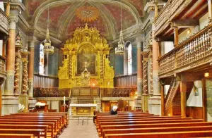 O interior da igreja