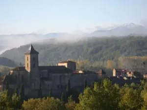 Camon nella nebbia con lo sfondo dei Pirenei