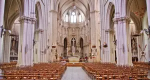 Das Innere der Kirche Saint-Méen