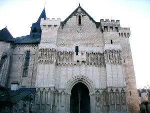 学院教堂的立面 -  13和15世纪