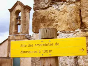 Le temple et le panneau conduisant aux empreintes de dinosaures