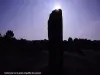 Hintergrundbeleuchtung des großen Menhirs (© J.E)