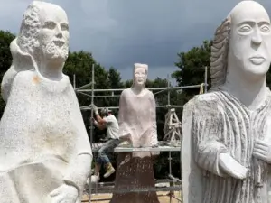 聖人の谷のブルトン聖人の3つの彫像