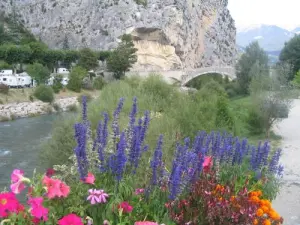 Il vecchio ponte, ai piedi della roccia del Notre Dame du Roc