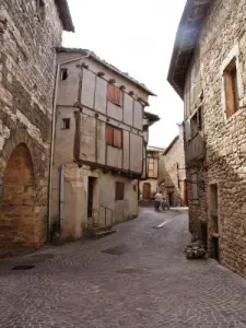 Calle de la ciudad y casas con entramado de madera